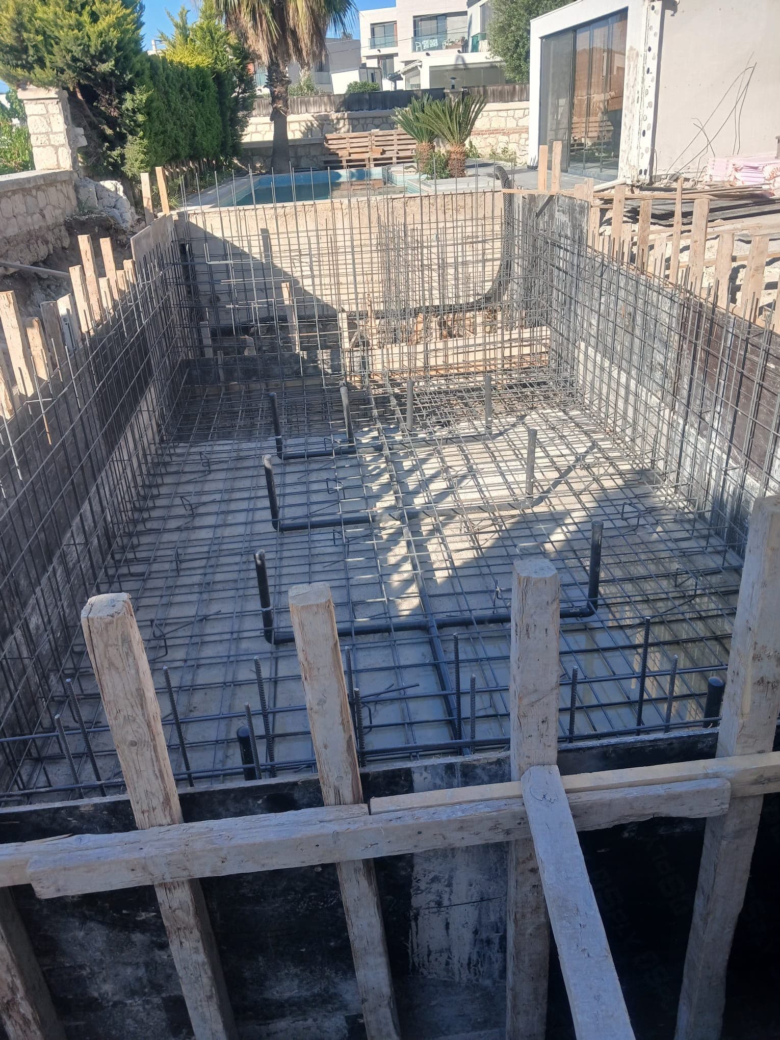 Temel kalıp ve donatı çalışması